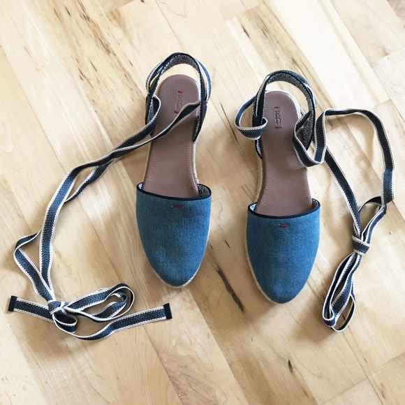 ELLEN DEGENERES LACE UP DENIM ESPADRILLES - Picture 2 of 4